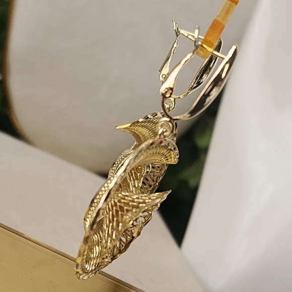 Gold Filled Shell Shape Mesh Swirl Drop Earrings - Picture 5 of 8